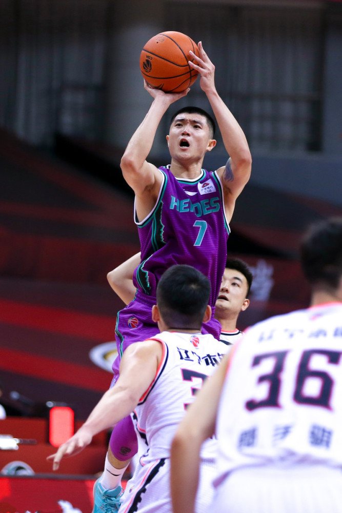 窗口期社区盾传出新动向，山东男篮完成体检，管理层表态——震撼外界，控场能力受关注(山东男篮主帅谈重回新疆体育馆)