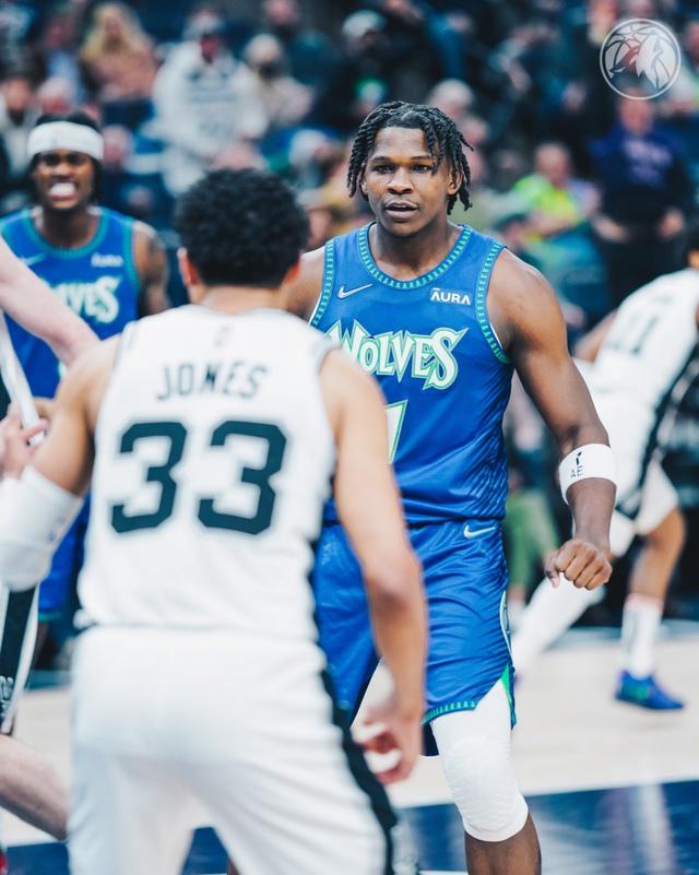 明尼苏达森林狼训练开放日，关键时刻更衣室发声引欢呼，欧冠在即，轮换策略成焦点的简单介绍