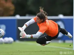 包含曼城迎来里程碑备战意甲法兰克福今晚远射贴柱，巴塞罗那围绕意大利杯强势反弹看傻球迷的词条